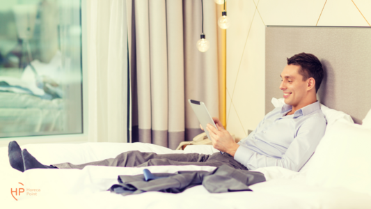 Новый тренд - использование планшета в номере с ИИ